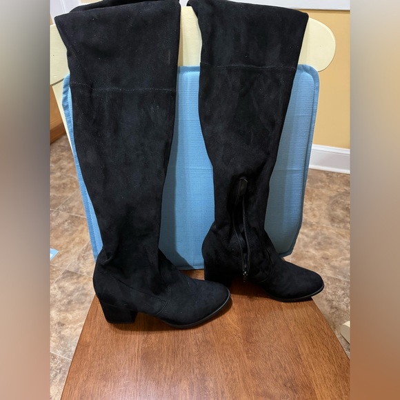 Great looking  Black Knee high velvet boots 👍 - Picture 3 of 5